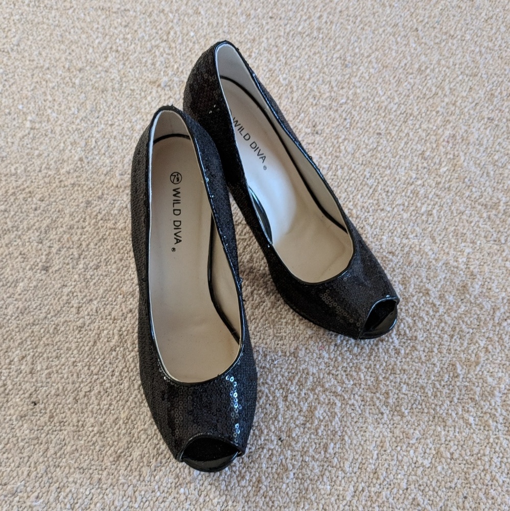 Wild Diva Black Sequin Peep Toe Pump, 7.5M